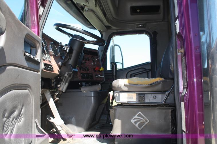 image for item A2291 2000 International 9400i Eagle semi truck