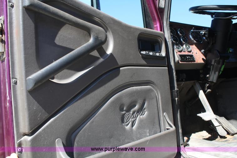 image for item A2291 2000 International 9400i Eagle semi truck