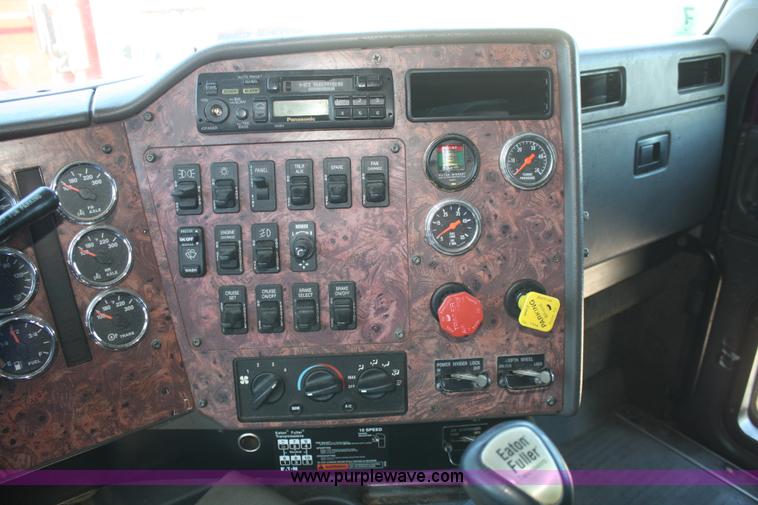 image for item A2291 2000 International 9400i Eagle semi truck