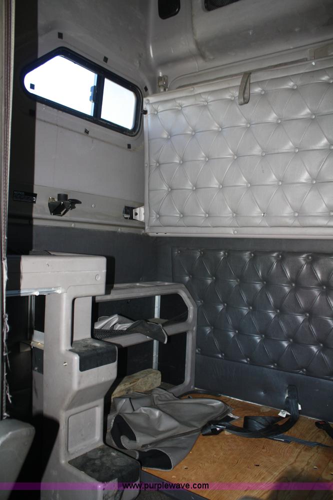 image for item A2291 2000 International 9400i Eagle semi truck