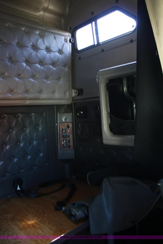 image for item A2291 2000 International 9400i Eagle semi truck