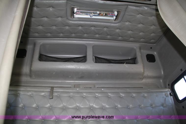 image for item A2291 2000 International 9400i Eagle semi truck