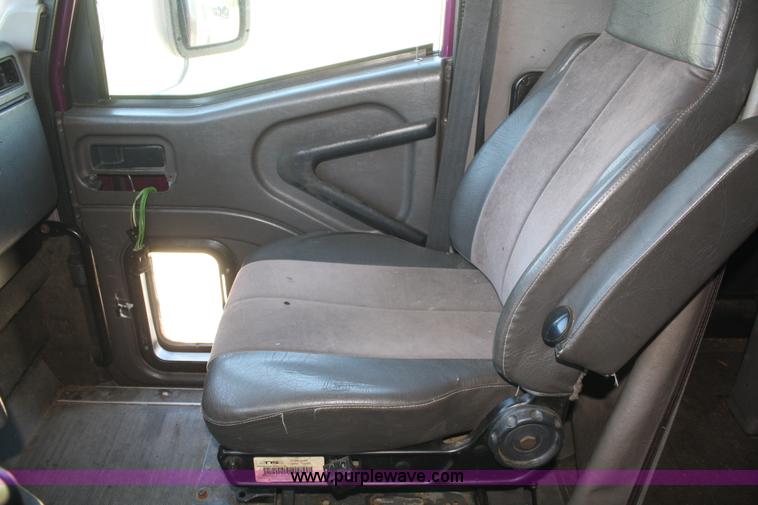 image for item A2291 2000 International 9400i Eagle semi truck