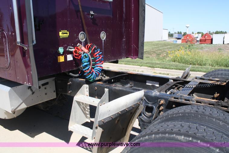 image for item A2291 2000 International 9400i Eagle semi truck