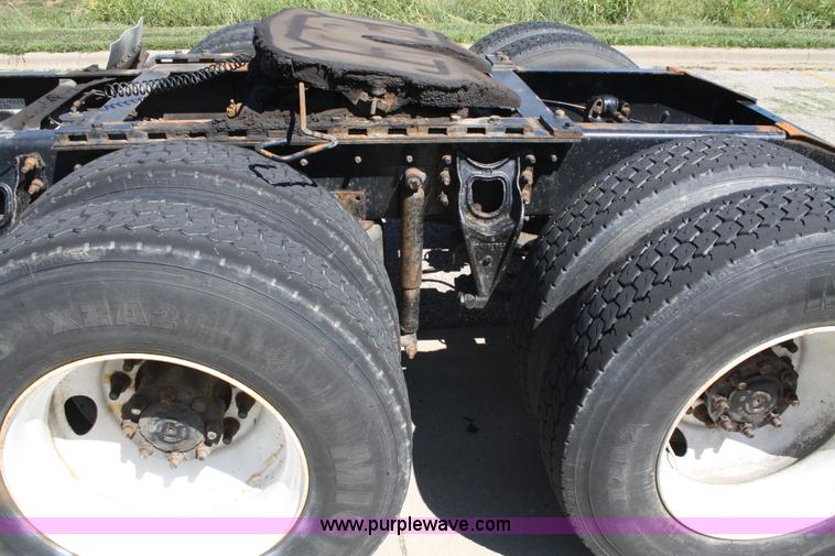 image for item A2291 2000 International 9400i Eagle semi truck