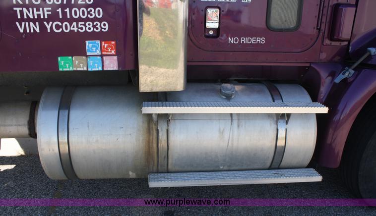 image for item A2291 2000 International 9400i Eagle semi truck