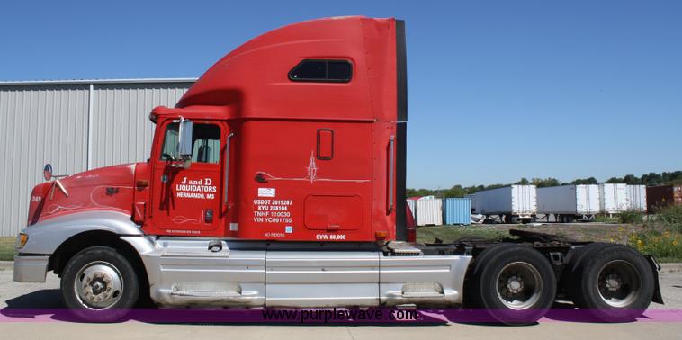 image for item A2292 2000 International 9200 Eagle semi truck