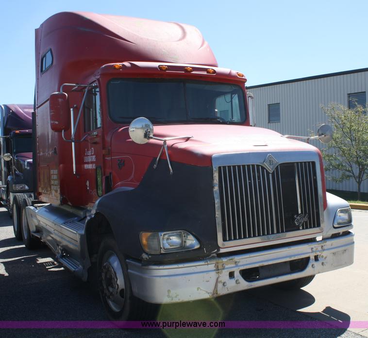 image for item A2292 2000 International 9200 Eagle semi truck