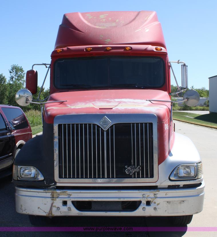 image for item A2292 2000 International 9200 Eagle semi truck