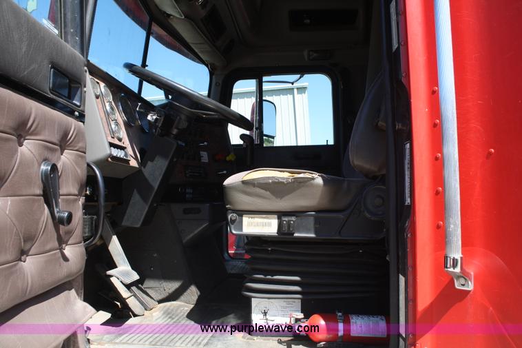 image for item A2292 2000 International 9200 Eagle semi truck