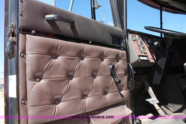 image for item A2292 2000 International 9200 Eagle semi truck