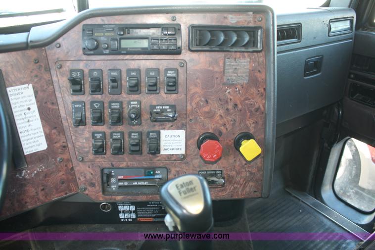 image for item A2292 2000 International 9200 Eagle semi truck