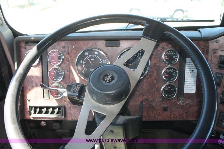 image for item A2292 2000 International 9200 Eagle semi truck