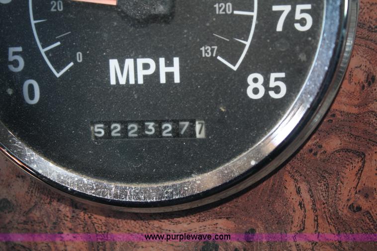 image for item A2292 2000 International 9200 Eagle semi truck