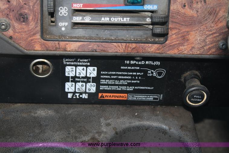 image for item A2292 2000 International 9200 Eagle semi truck