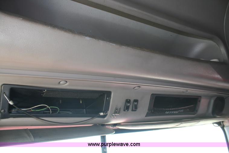 image for item A2292 2000 International 9200 Eagle semi truck