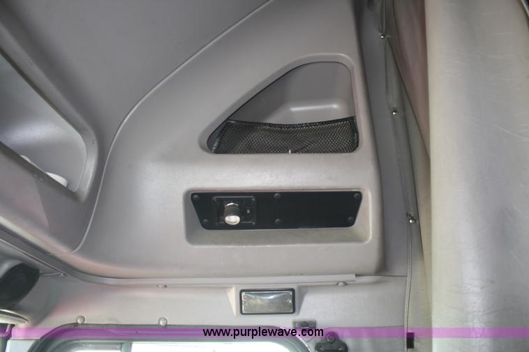 image for item A2292 2000 International 9200 Eagle semi truck