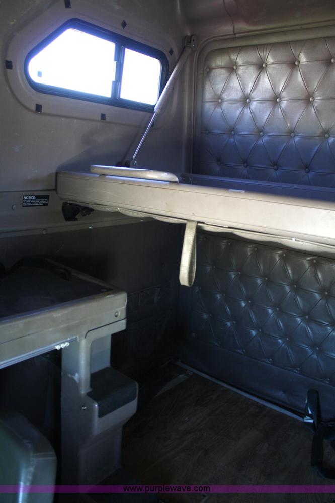 image for item A2292 2000 International 9200 Eagle semi truck