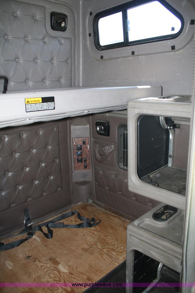 image for item A2292 2000 International 9200 Eagle semi truck