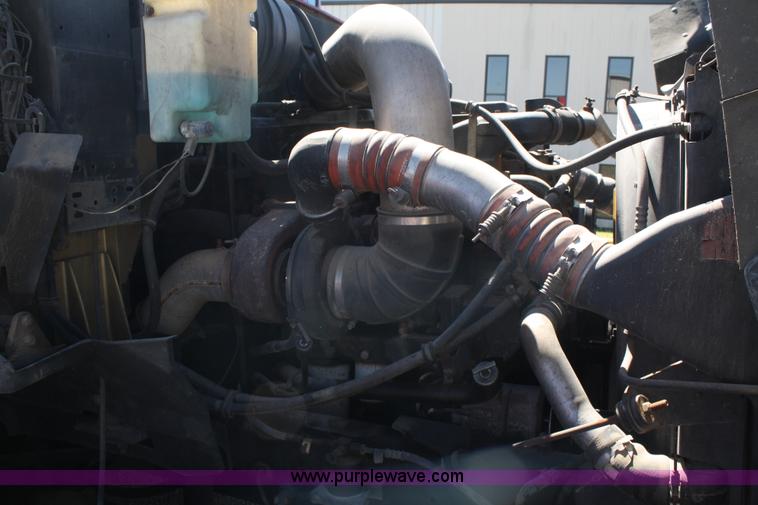 image for item A2292 2000 International 9200 Eagle semi truck