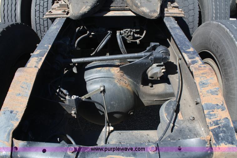 image for item A2292 2000 International 9200 Eagle semi truck