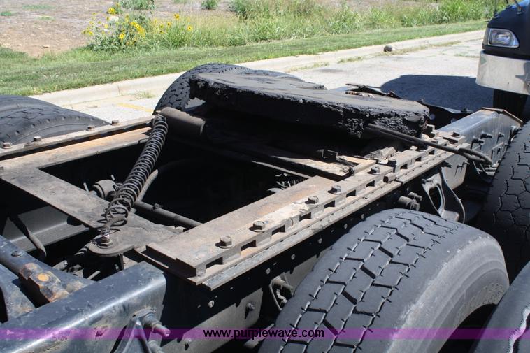 image for item A2292 2000 International 9200 Eagle semi truck