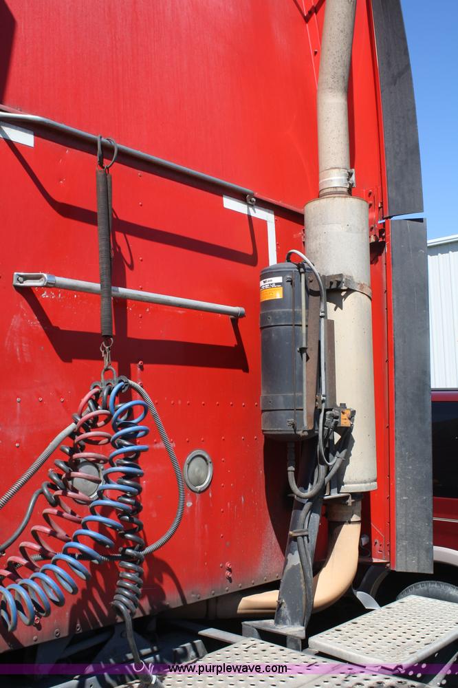 image for item A2292 2000 International 9200 Eagle semi truck