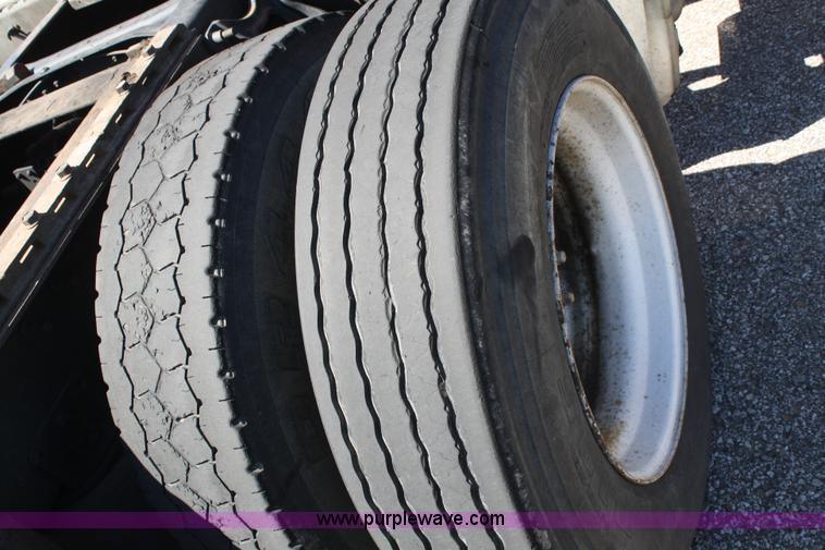 image for item A2292 2000 International 9200 Eagle semi truck