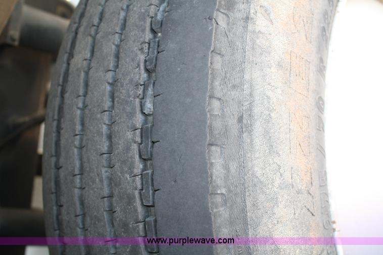 image for item A2292 2000 International 9200 Eagle semi truck