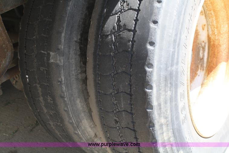 image for item A2297 1995 Stoughton 48' dry van trailer