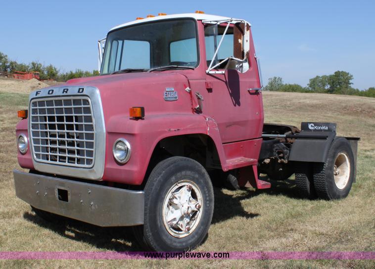 image for item A2817 1982 Ford LN800 semi truck