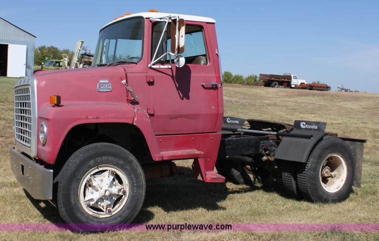 image for item A2817 1982 Ford LN800 semi truck