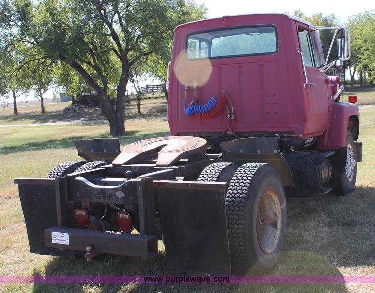 image for item A2817 1982 Ford LN800 semi truck