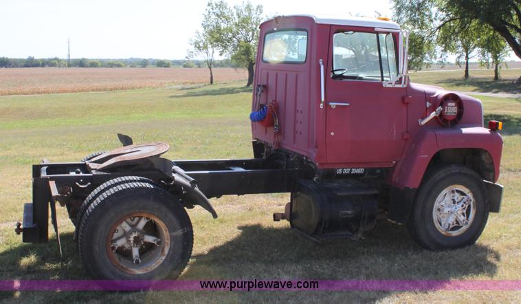 image for item A2817 1982 Ford LN800 semi truck