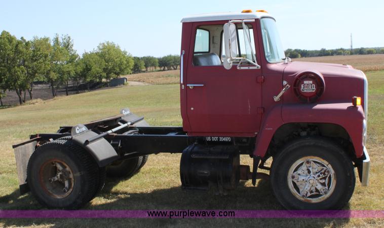 image for item A2817 1982 Ford LN800 semi truck