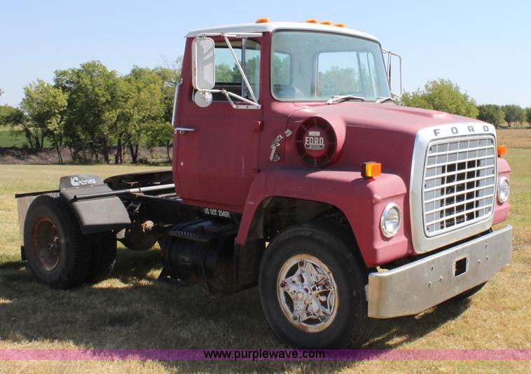 image for item A2817 1982 Ford LN800 semi truck