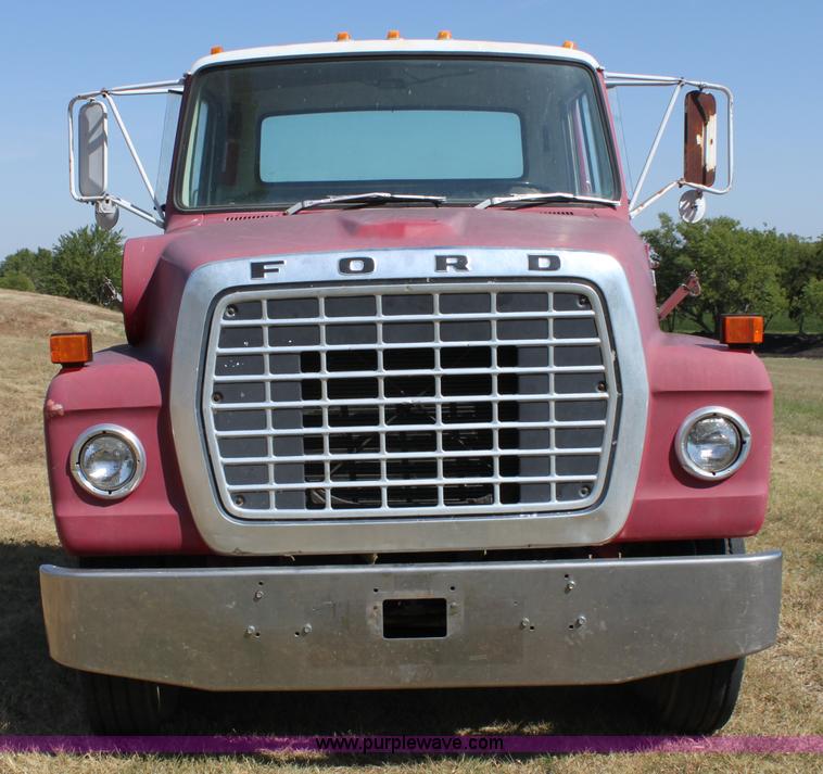 image for item A2817 1982 Ford LN800 semi truck