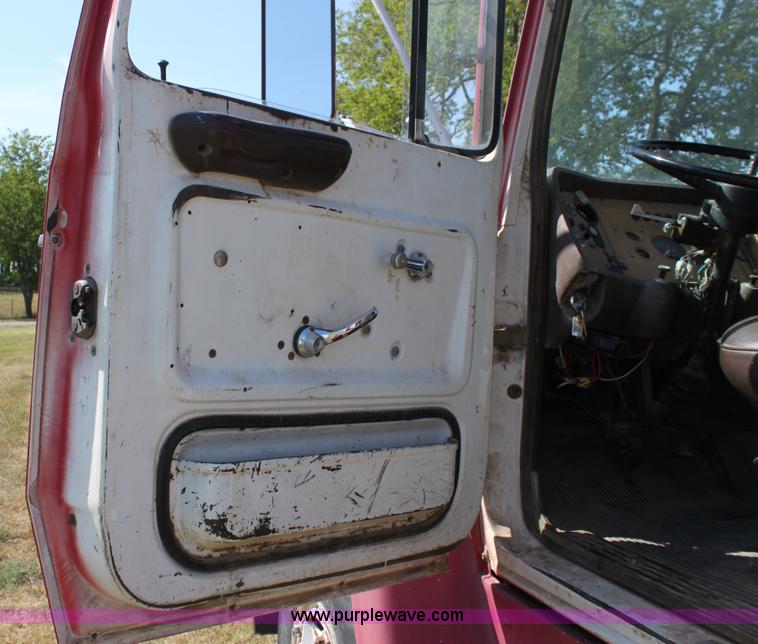 image for item A2817 1982 Ford LN800 semi truck