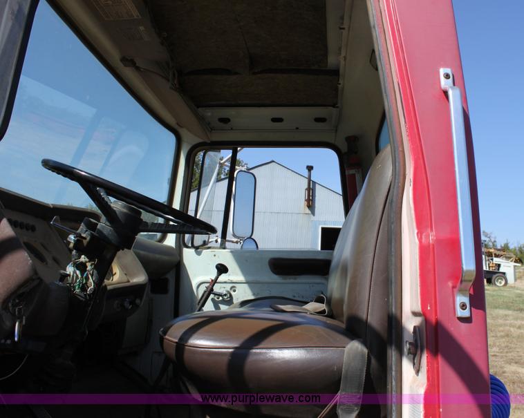 image for item A2817 1982 Ford LN800 semi truck