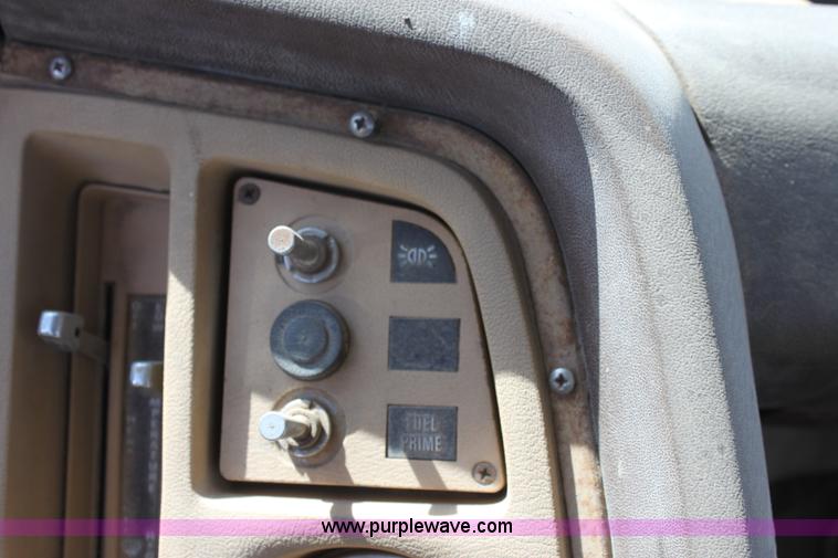 image for item A2817 1982 Ford LN800 semi truck