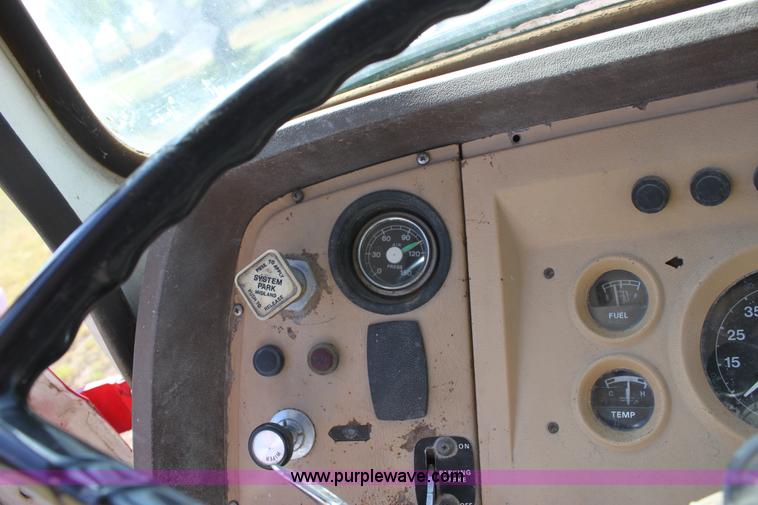 image for item A2817 1982 Ford LN800 semi truck