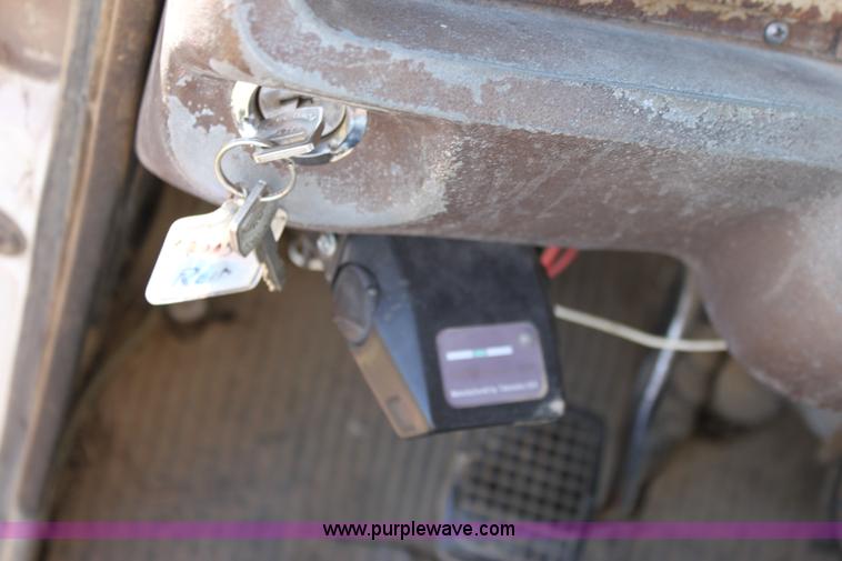 image for item A2817 1982 Ford LN800 semi truck