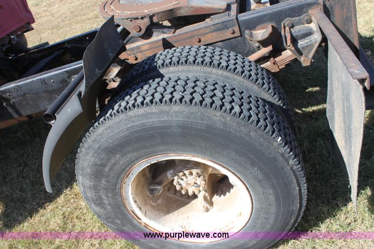 image for item A2817 1982 Ford LN800 semi truck