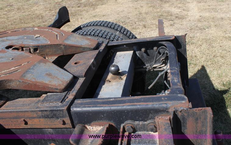 image for item A2817 1982 Ford LN800 semi truck