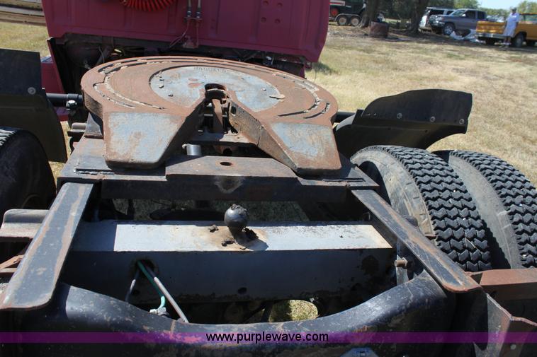 image for item A2817 1982 Ford LN800 semi truck