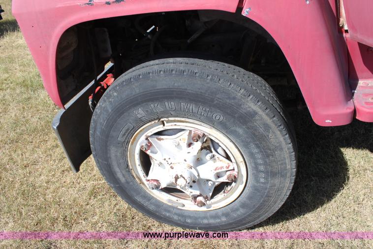 image for item A2817 1982 Ford LN800 semi truck