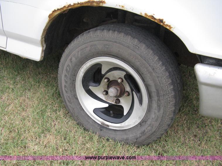 image for item A4367 1994 Ford F150 XL pickup truck