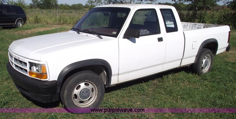 image for item C5530 1993 Dodge Dakota club cab pickup truck