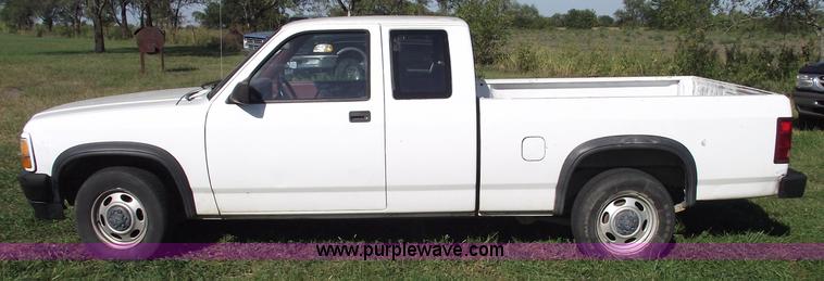 image for item C5530 1993 Dodge Dakota club cab pickup truck