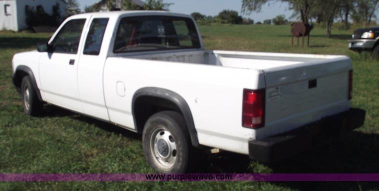 image for item C5530 1993 Dodge Dakota club cab pickup truck